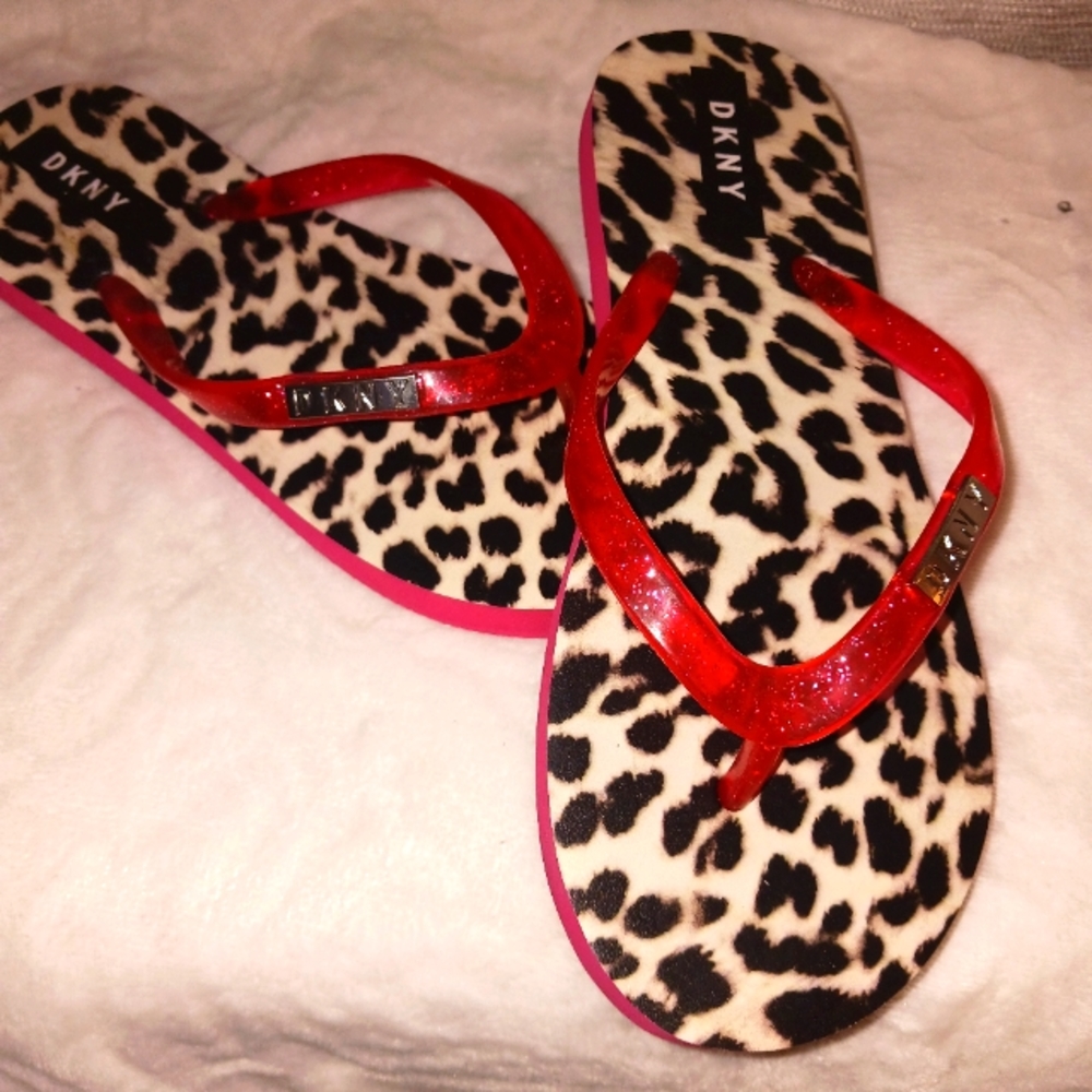 NEW DISPLAY PAIR DKNY SANDALS PLUS FREE ROXY